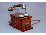 Telfono de sobremesa con magneto y manivela (Espaa, ca.1900-1930). Donacin: Amparo y M Jess Moreno Hernndez - Pieza IG: 08056