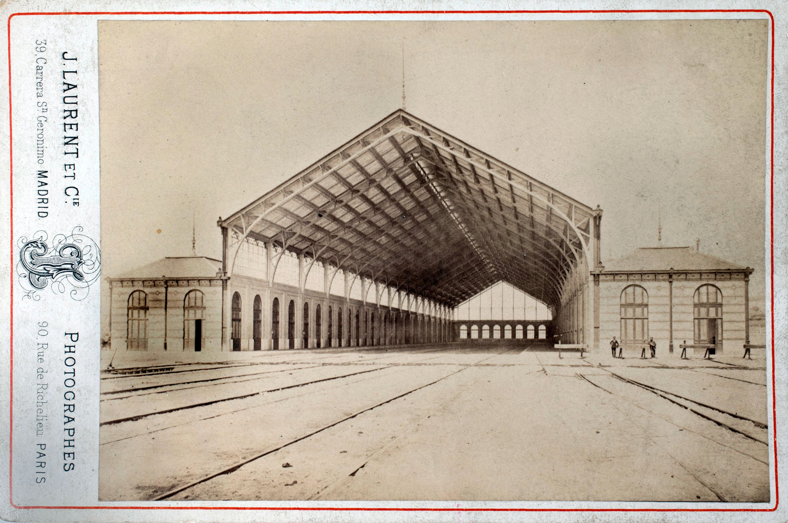 Boca del edificio de viajeros. Hacia 1880. Foto: J. Laurent y Cía. Tarjeta álbum. <i>Colección: C. Teixidor</i>