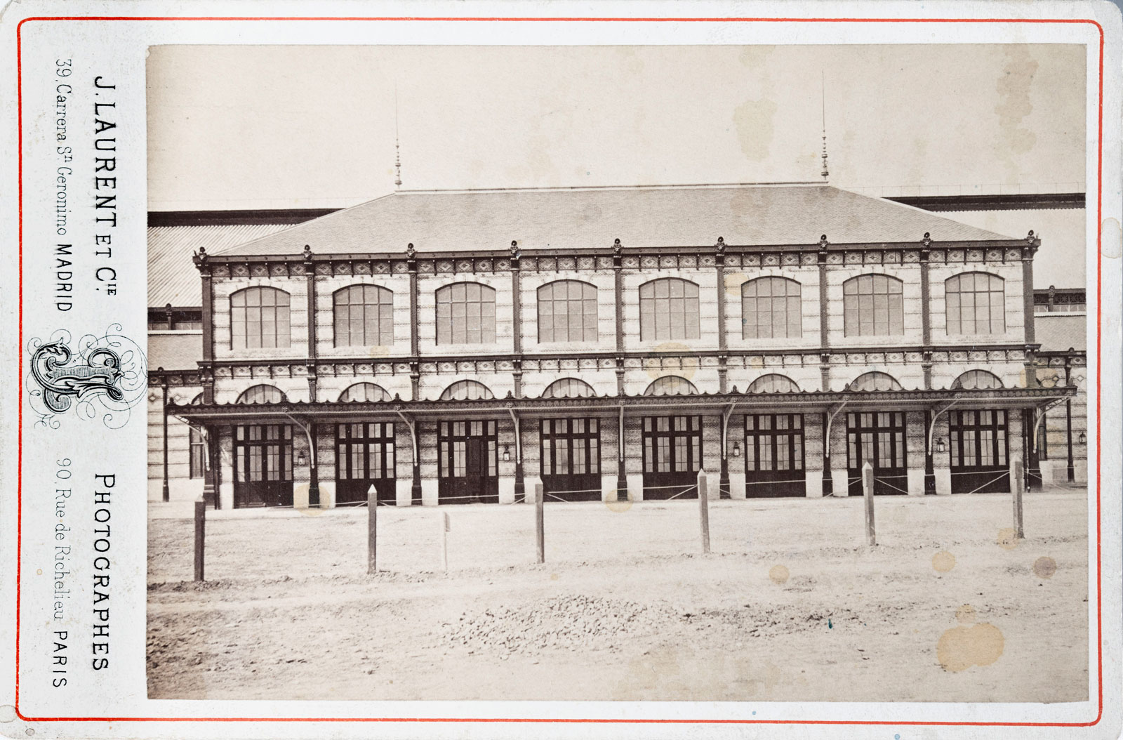 Vestíbulo de salidas del edificio de viajeros. Hacia 1880. Foto: J. Laurent y Cía. Tarjeta álbum. <i>Colección: C. Teixidor</i>