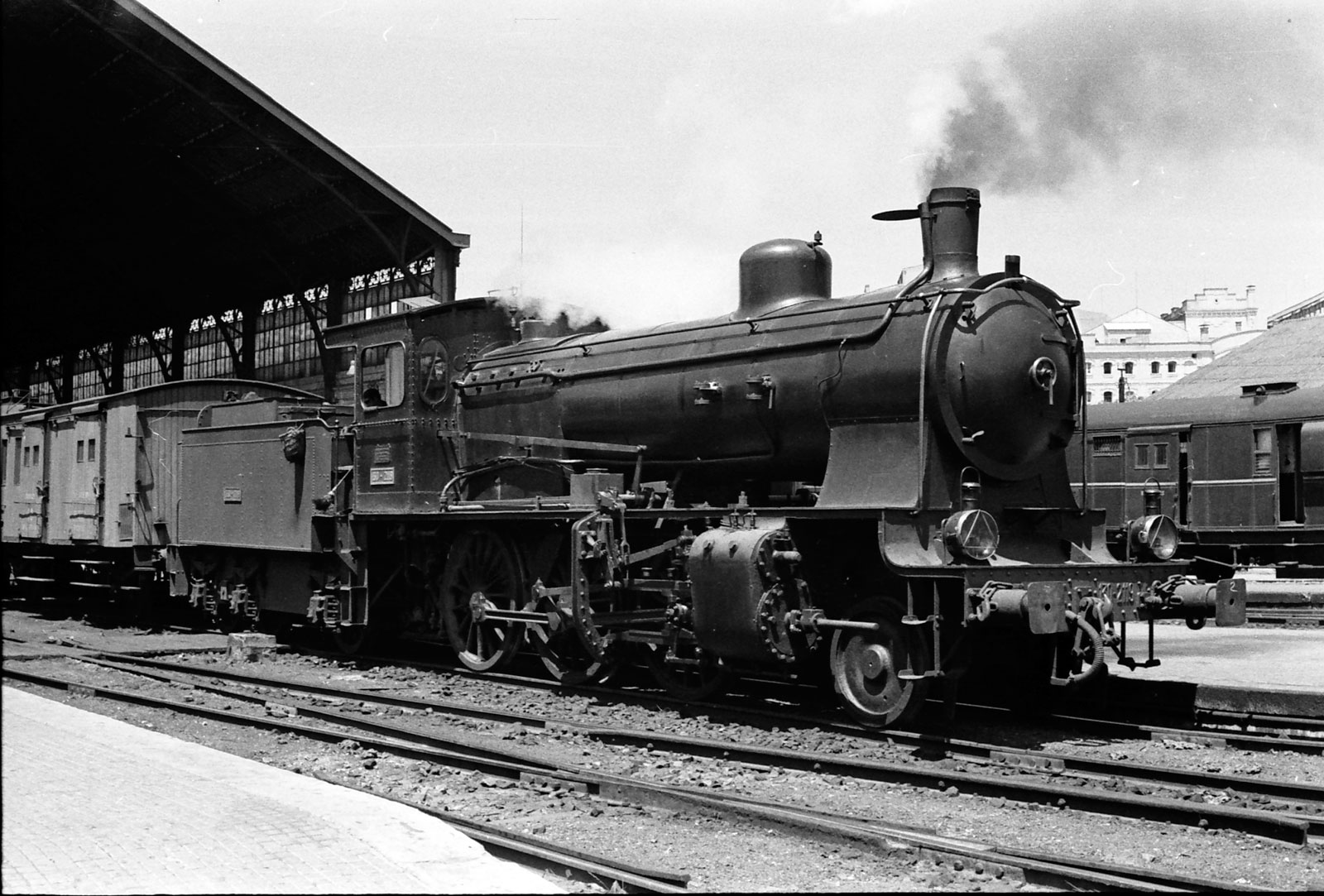 Tren de viajeros remolcado por la locomotora de vapor 130–2119, saliendo de Delicias. Año 1960. Foto: Juan B. Cabrera. <i>AHF-MFM</i>
