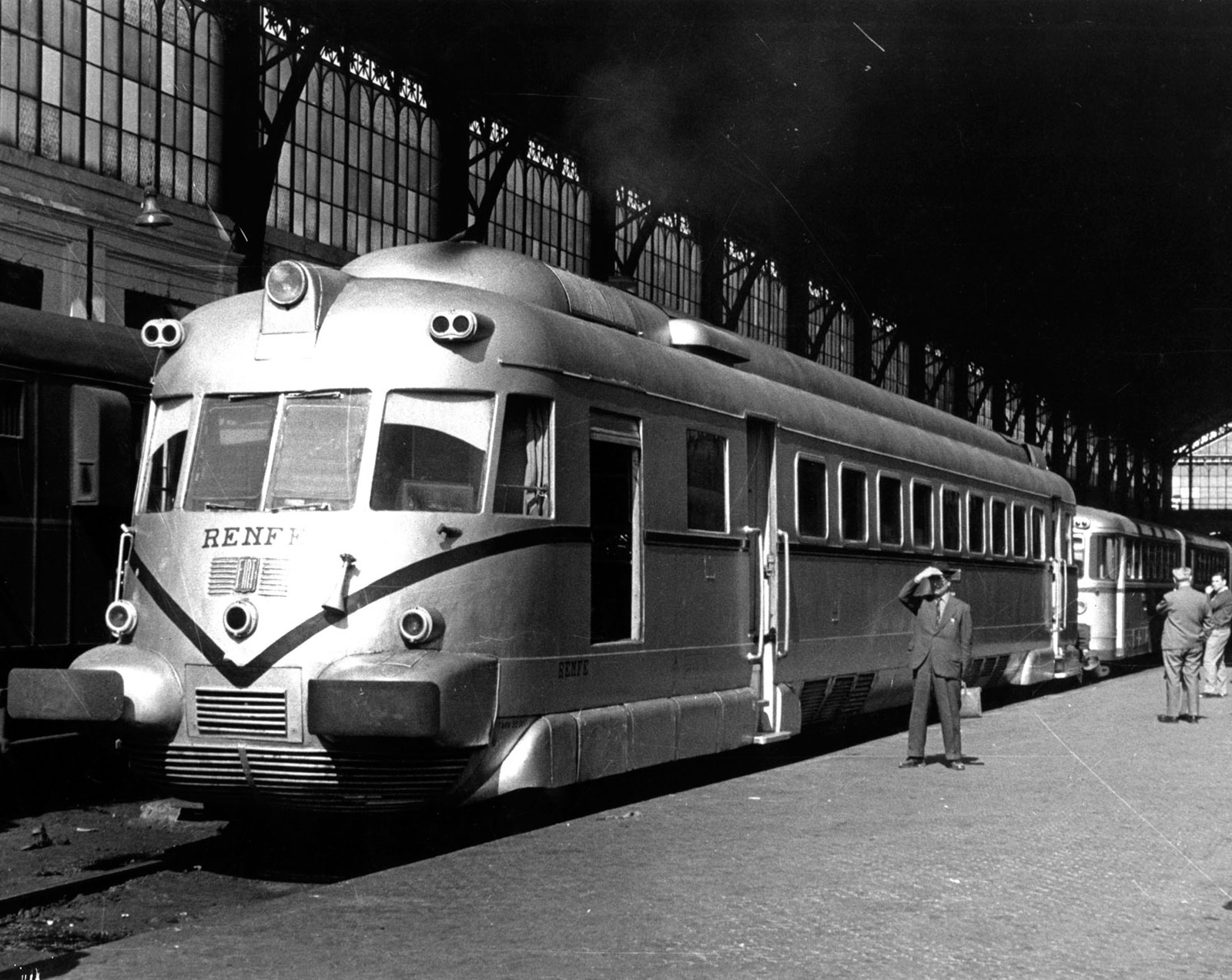 Tren TAF en los andenes de Delicias. 25-mar-1967. Foto: Jordi Ibáñez. <i>AHF-MFM</i>