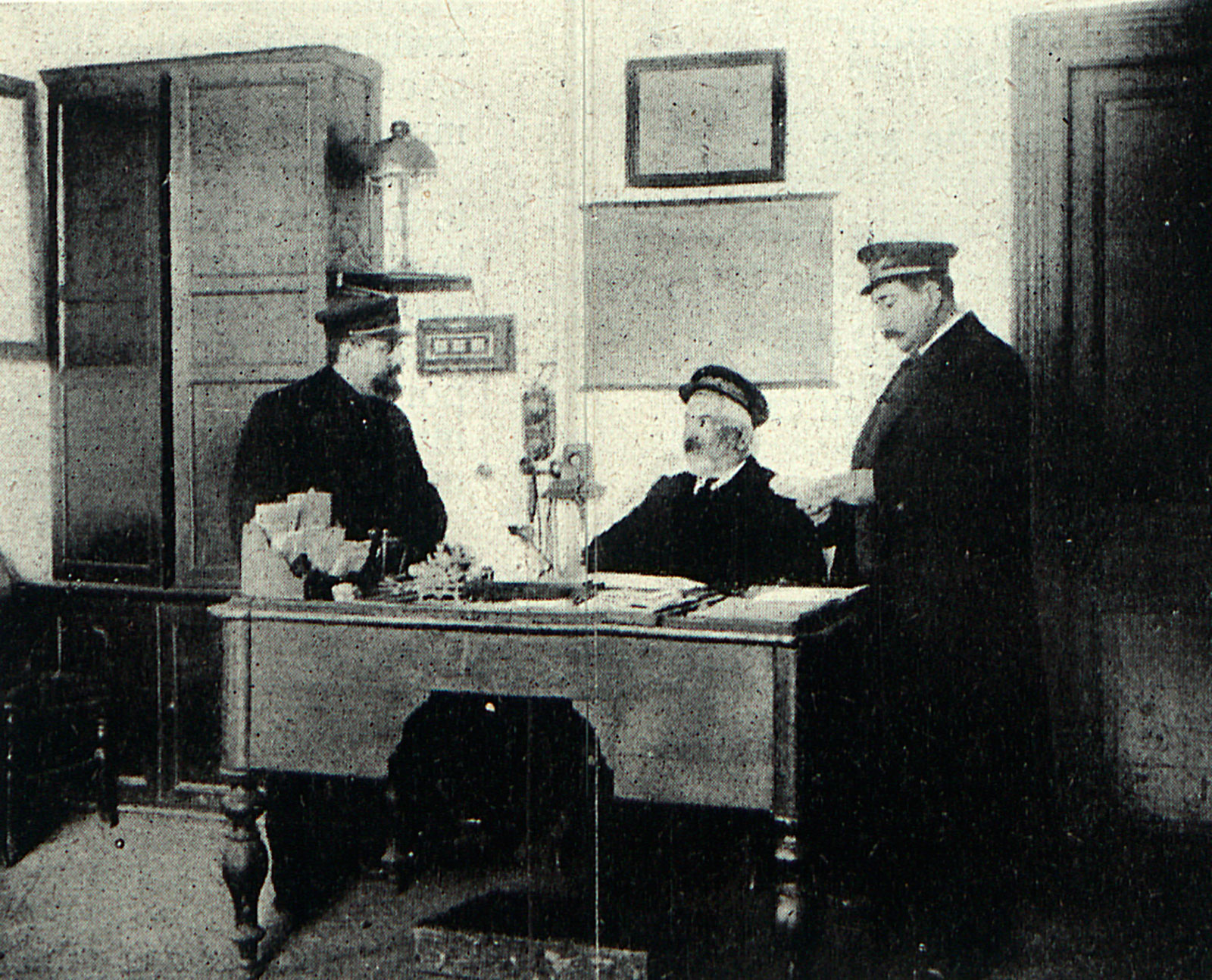 Fernando Flores, Jefe de estación. Año 1911. <i>Revista ¡Adelante!</i>, 15-mar-1911. <i>Biblioteca Nacional de España</i>