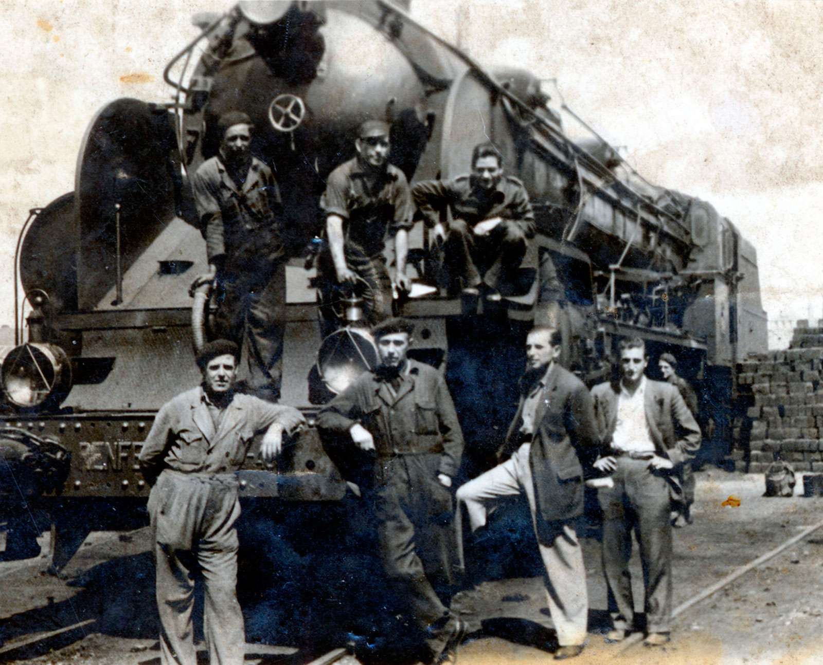 Melitón Díaz Pérez, maquinista y Francisco Moreno Marcos, fogonero, con el personal del depósito de locomotoras de Madrid-Delicias. Año 1952. <i>Revista Vía Libre</i>. Sep-2001. <i>AHF-MFM</i>