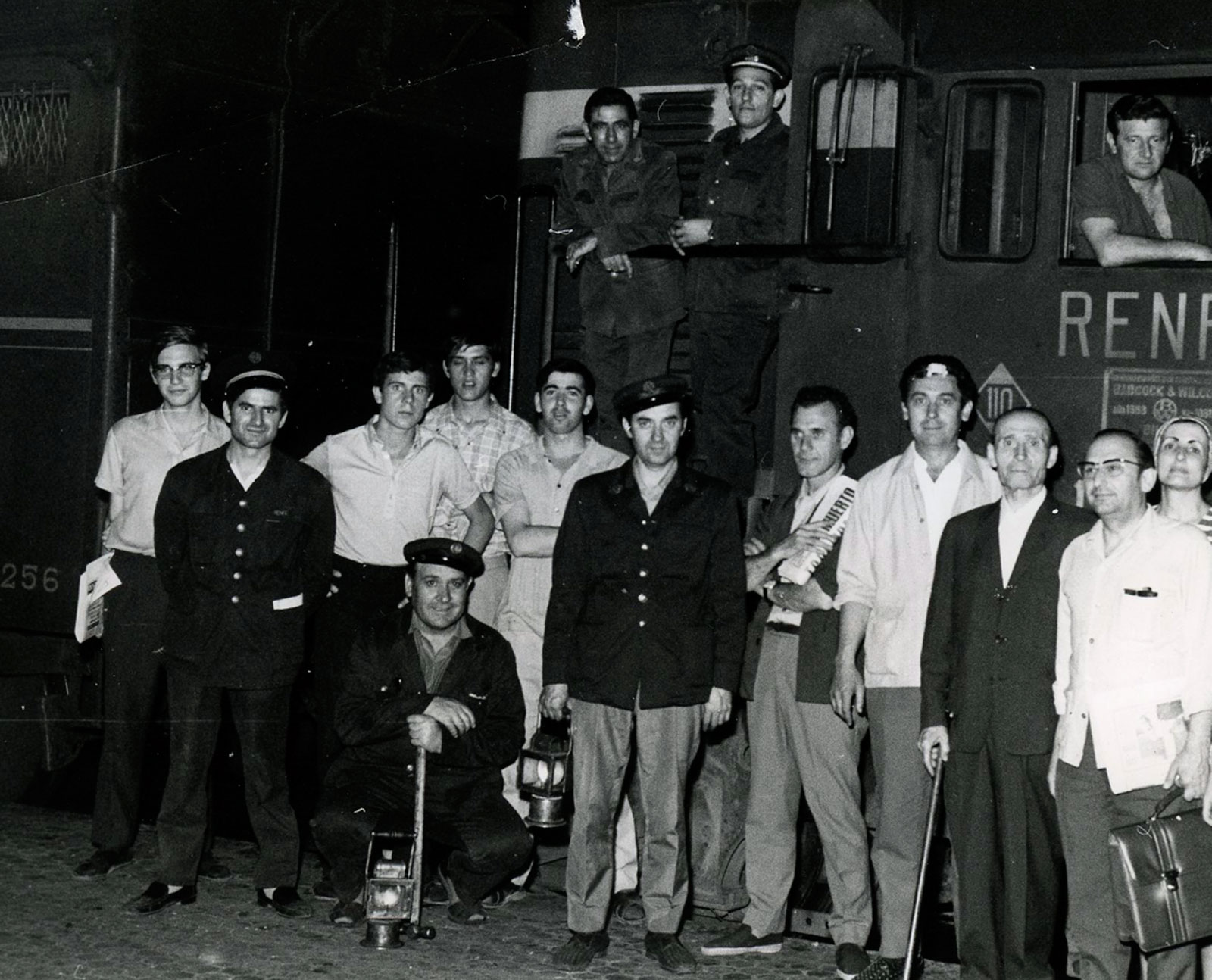Último día de tráfico de viajeros en la estación de Madrid-Delicias. En el centro, el visitador de material móvil y un vigilante de estación. 30-jun-1969. Foto: Delapeña. <i>AHF-MFM</i>