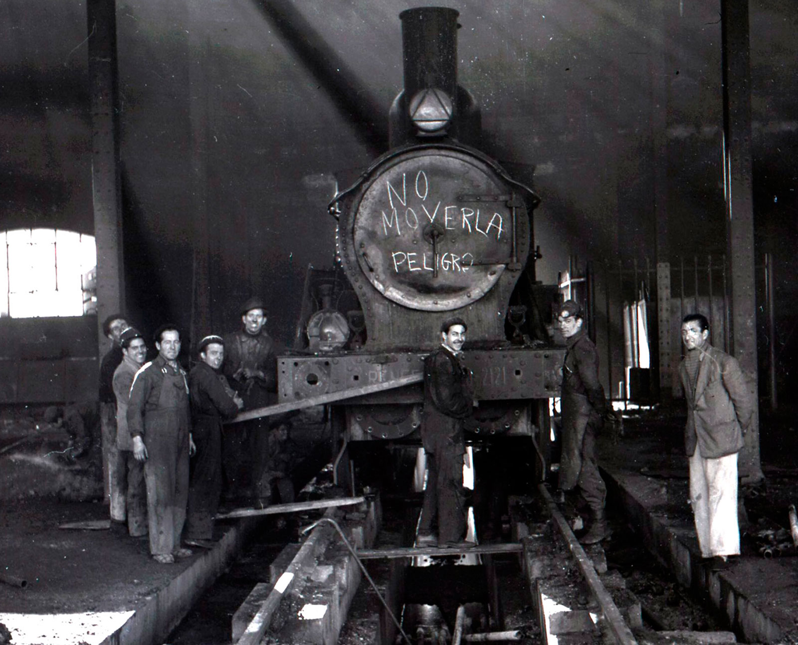 Trabajando en el foso del depósito de locomotoras de la estación. Año 1954. Foto: Vicente Garrido. <i>AHF-MFM</i>