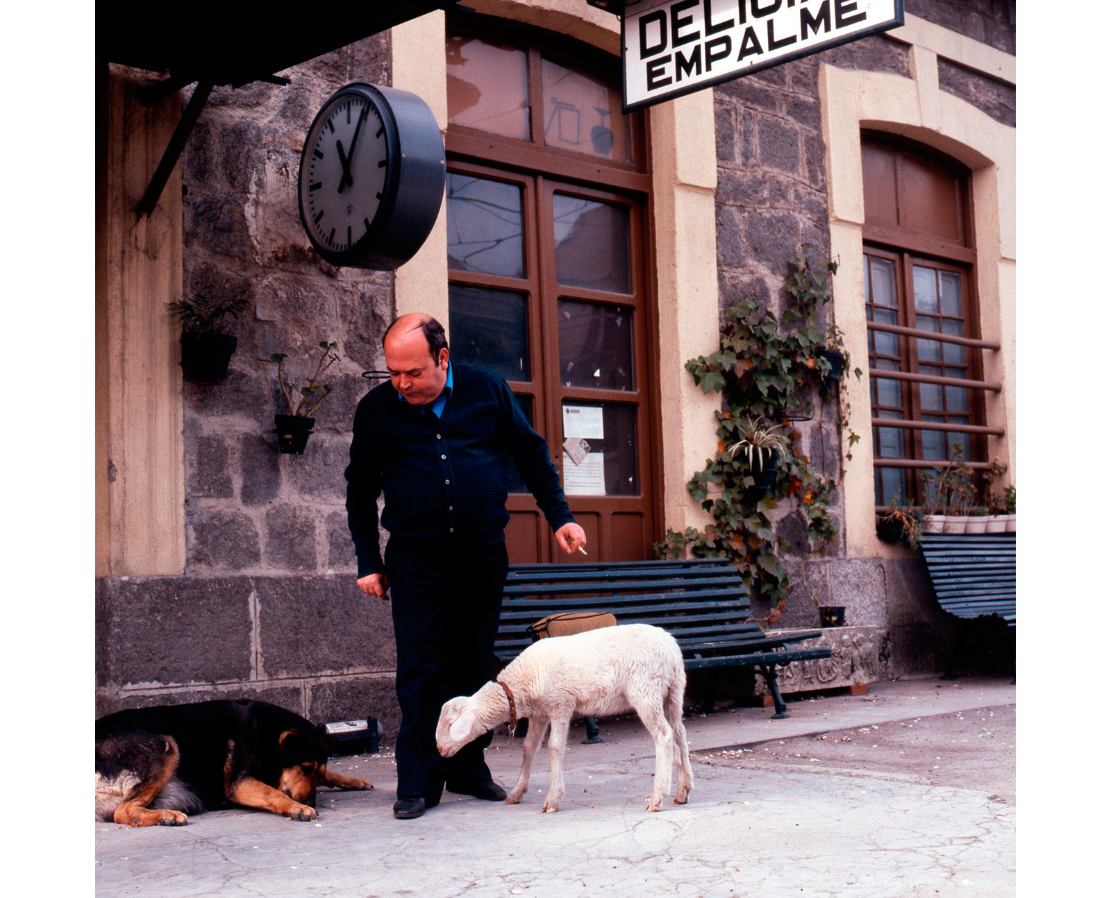 Jefe de estación de Delicias-Empalme junto a su perro y una oveja, mascota de la estación. Mar-1988. <i>Archivo Adif</i>