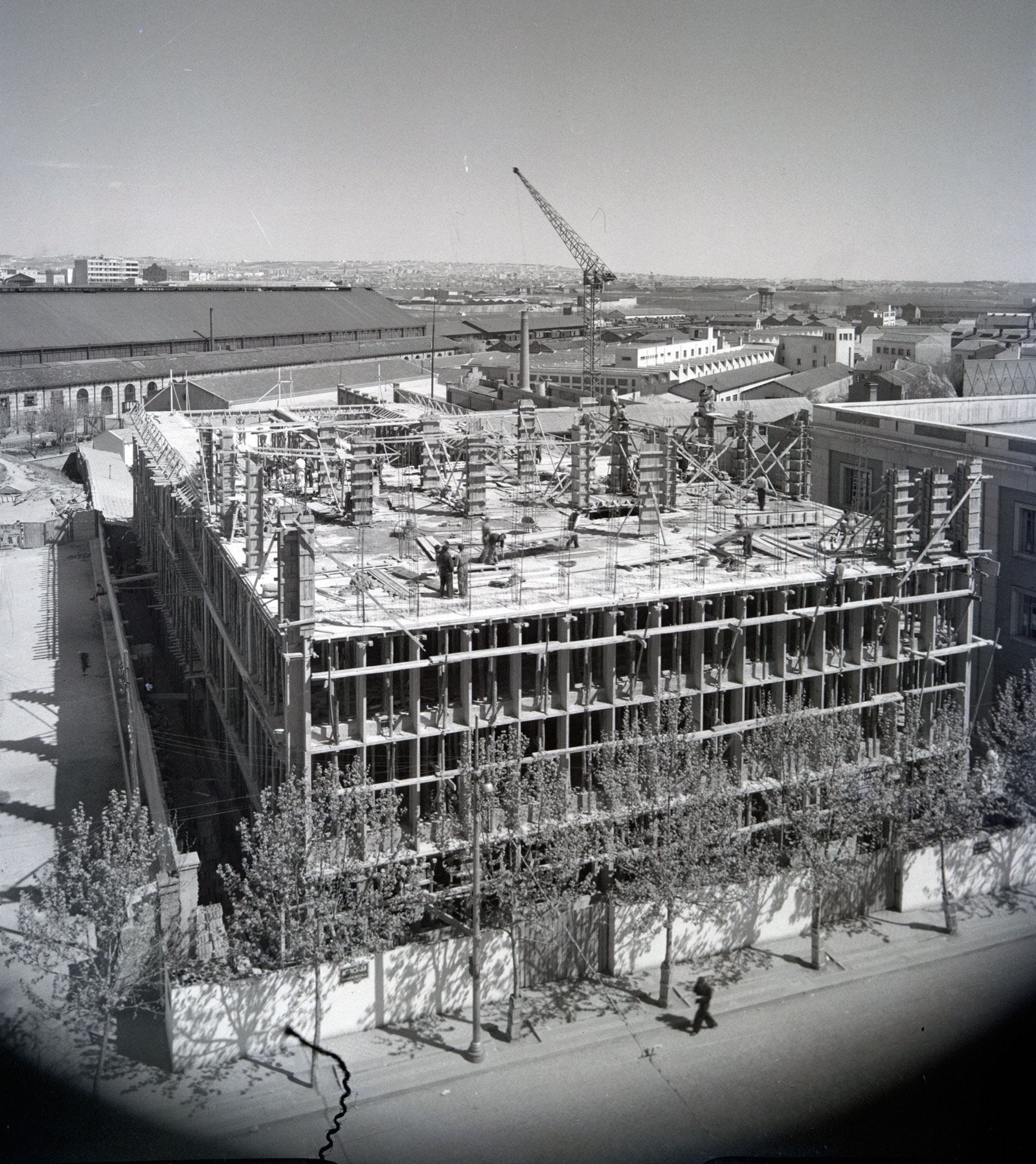 Construcción del edificio de Philips en el paseo de las Delicias. 19-abr-1954. Foto: J. Miguel Pando. <i>Instituto del Patrimonio Cultural de España, MCD</i>