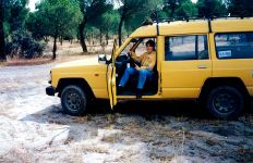 Mª Concepción García González, personal de Instalaciones de Seguridad Eléctricas de RENFE, posando en el interior del coche asignado al personal de señales, un Nissan Patrol, entre Valdestillas y Viana de Cega (Valladolid) - 1995 - Provincia de Valladolid