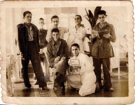 Ramón Botana García, de pie a la izquierda vistiendo de blanco, posando junto a otros compañeros de la 10ª promoción de la Agrupación de Movilización y Prácticas de Ferrocarriles en un lugar sin identificar en Madrid - 07/10/1950 - Madrid