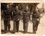Ramón Botana García, primero por la izquierda, posando junto a otros compañeros, Varela, Olego y Calvo de izquierda a derecha respectivamente, de la 10ª promoción de la Agrupación de Movilización y Prácticas de Ferrocarriles durante una visita al Museo del Ejército en Madrid - 30/07/1950 - Madrid