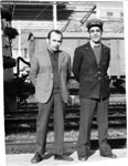 Ramón Botana García, a la izquierda, posando junto a otro compañero vestido con uniforme de factor encargado en la estación de Oviedo - 07/02/1974 - Oviedo