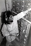 Mª Isabel Sánchez González, oficial de Telecomunicaciones de RENFE, realizando su trabajo en un cuadro de control de telecomunicaciones de la estación de Baracaldo - 1987 - Baracaldo (Vizcaya)