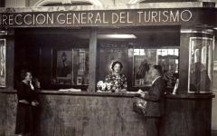 Oficina de Turismo en el vestíbulo de la estación internacional de Canfranc, atendida por la jefa de la misma, Pilar Vizcarra Calvo. Canfranc (década de 1950)