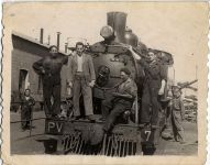 Personal ferroviario y locomotora de vapor nº 7 'Arana Lupardo' del Ferrocarril de Ponferrada a Villablino de la Minero Siderúrgica de Ponferrada S.A. (195?)