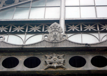 Detalle de la ornamentacin en hierro de la marquesina