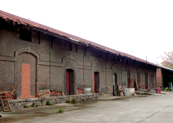 Vista general del muelle cubierto de mercancas