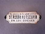 Placa informativa en el interior de coches de viajeros “No escupir” (década 1940). Donación: Octavio Sánchez García - Pieza IG: 07010