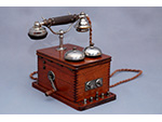 Telfono de sobremesa con magneto y manivela (Espaa, ca.1900-1930). Donacin: Amparo y M Jess Moreno Hernndez - Pieza IG: 08056