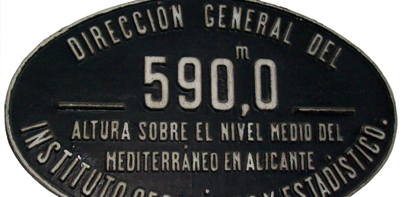 Placa de altitud de la estación de Madrid-Delicias Placa de altitud de la estación de Madrid-Delicias