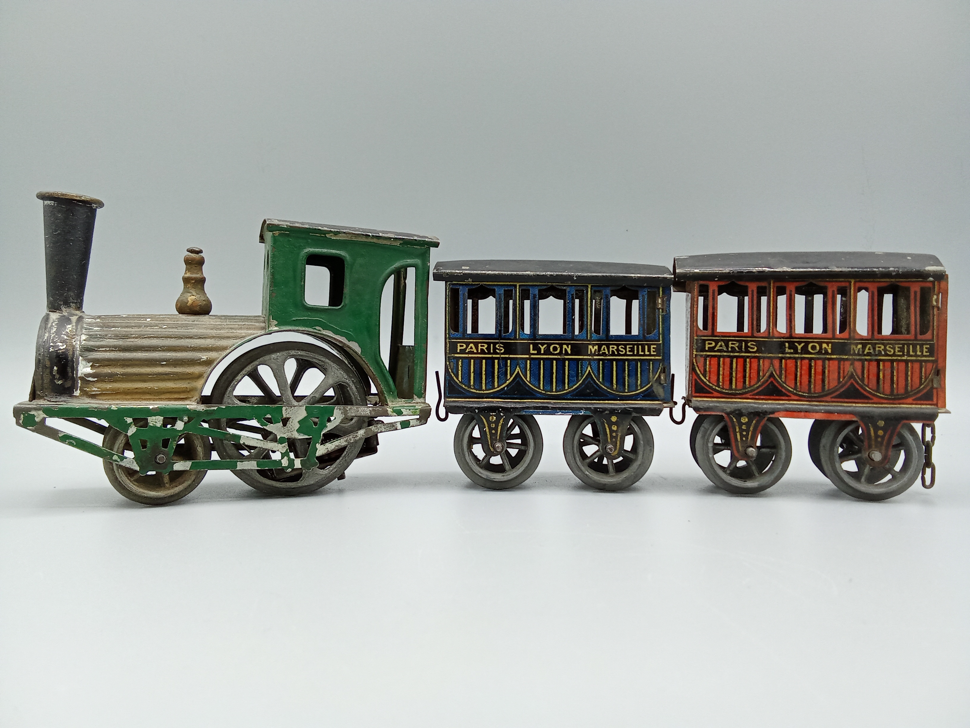 Tren de juguete con mecanismo de resorte